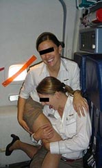 Deux hôtesses de l'air se lèchent en avion